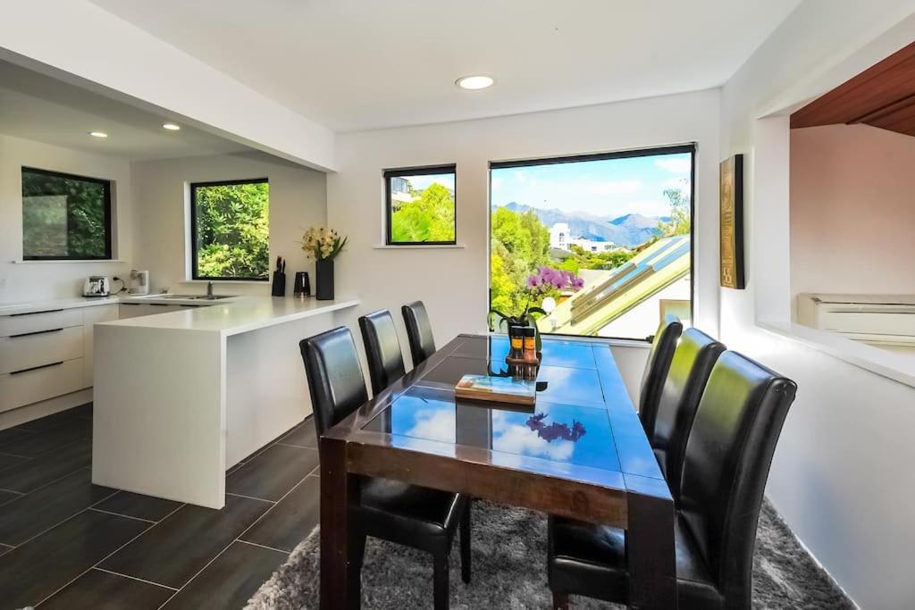 Stunning Home With Amazing Wakatipu Lake Views Queenstown Exterior photo
