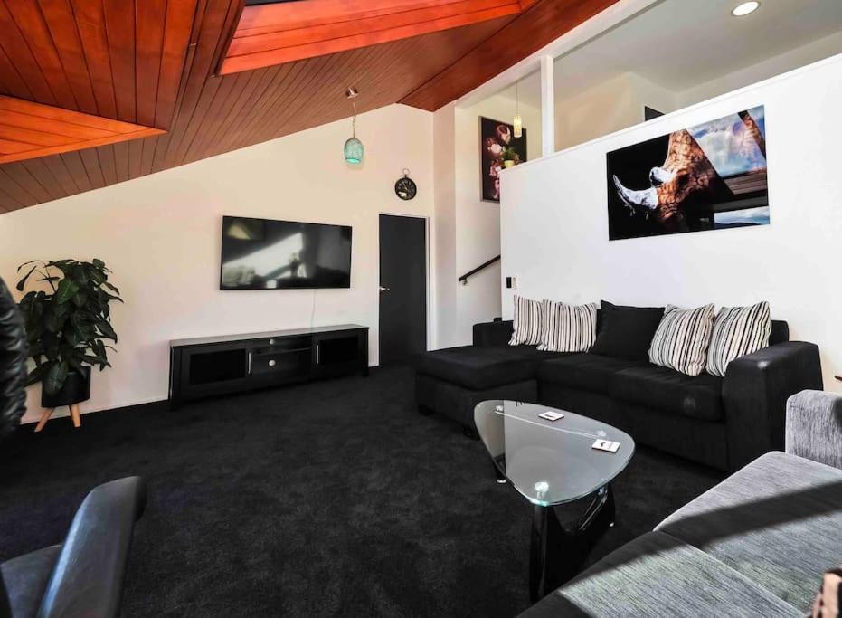 Stunning Home With Amazing Wakatipu Lake Views Queenstown Exterior photo
