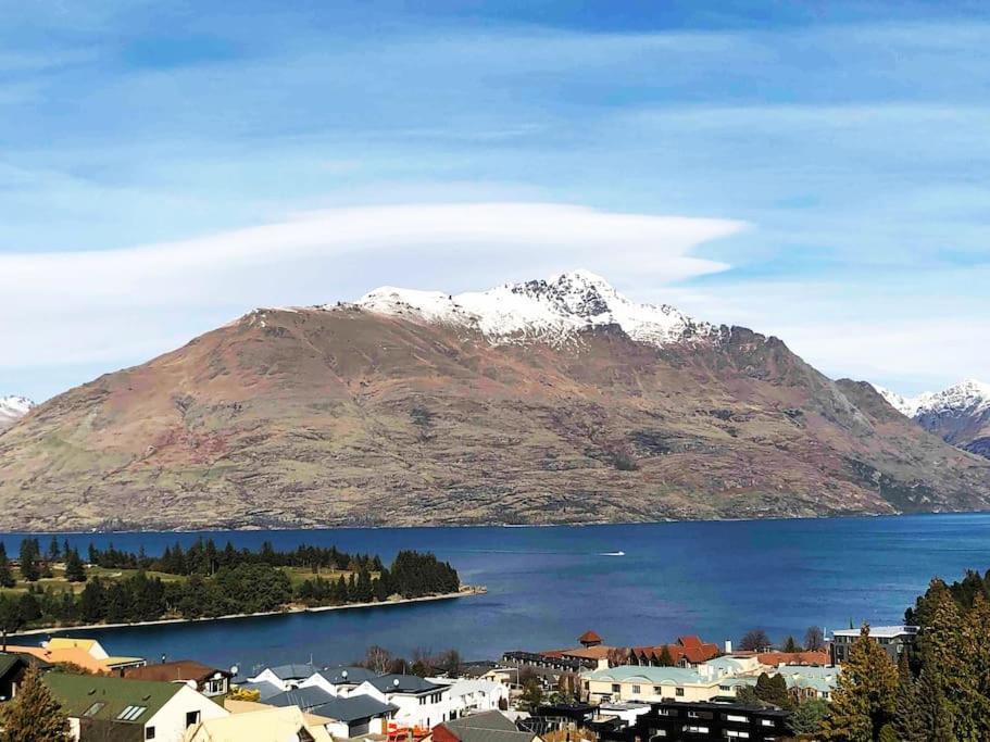 Stunning Home With Amazing Wakatipu Lake Views Queenstown Exterior photo