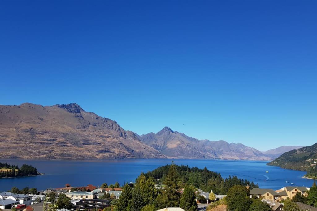 Stunning Home With Amazing Wakatipu Lake Views Queenstown Exterior photo