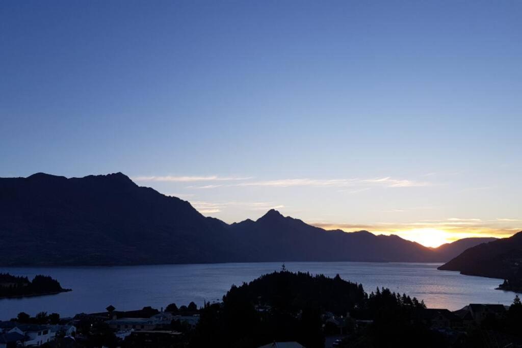 Stunning Home With Amazing Wakatipu Lake Views Queenstown Exterior photo